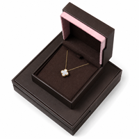 Boîte de présentation carrée personnalisée en cuir PU marron avec doublure en velours rose pour emballage de colliers – Vente en gros