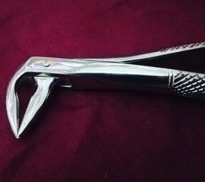 Forceps à usage médical d'instruments dentaires chirurgicaux pour l'extraction des dents - Product Image 1