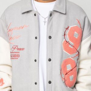 Chaqueta Varsity Gris para Hombre con Bordado Rosa y Logotipo 88, Estilo Urbano, Cuello Camisero, Corte Regular - Product Image 6