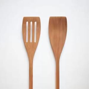 Cuchara de madera de diseño duradero para servir comida caliente y cocinar. - Product Image 6