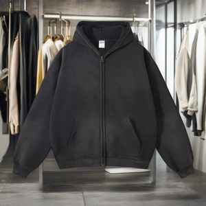 Veste à capuche zippée en coton unisexe parfaite pour les sports d'hiver, les aventures en plein air et les vêtements décontractés de tous les jours - Product Image 1