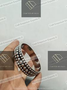 Brazaletes de resina y nácar hechos a mano elegantes y modernos con purpurina, tonos duales y joyería de moda Pantone para todas las estaciones - Product Image 2