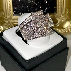 Presentamos un Increíble Anillo Hip Hop para Hombre, Elaborado en Plata de Ley 925 con Diamantes Cultivados en Laboratorio, Corte Redondo y Baguette, Claridad VVS - Product Image 3