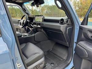 Toyota Land Cruiser 1958 4x4 SUV 4 puertas 2024, certificado, usado en buen estado, transmisión automática, volante a la izquierda, cuero oscuro, turbo eléctrico - Product Image 3