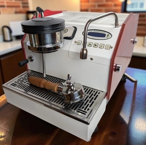 เครื่องชงกาแฟเอสเพรสโซ่ GS3 AV SINGLE GROUP สีขาวแบบกำหนดเองพร้อมกระจกสีแดง + จัดส่งฟรี - Product Image 1