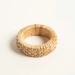 Vente en gros d'anneaux de serviette en osier naturel, porte-serviettes rond minimaliste en rotin, décoration de table pour repas décontractés, vente directe d'usine - Product Image 1