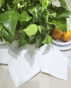 Serviette de table brodée de fleurs blanches de haute qualité linge de table personnalisé en gros avec ourlet pour événements hôteliers à domicile - Product Image 2