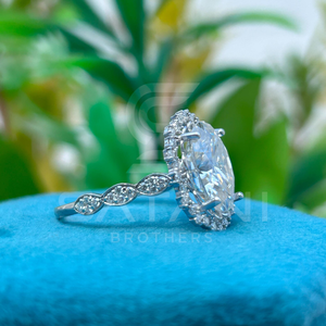 Anillo de Compromiso Vintage con Halo de Moissanita Ovalada, Diseño Lateral Decorativo con Detalles Elegantes y Brillantes para un Estilo Romántico Atemporal - Product Image 4