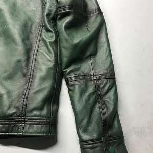 Esta es una chaqueta de cuero verde desgastada para hombre con cuello estilo camisa, cierre de cremallera frontal y detalles de costura. - Product Image 4