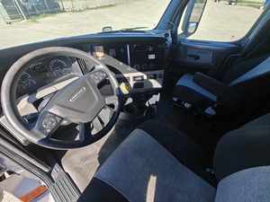 Camión Semirremolque Cascadia 126 Sleeper USADO de 2020 de Calidad Superior - Techo Elevado, 12 Velocidades, Transmisión Automática Dt12, Listo para Envío Mundial - Product Image 2