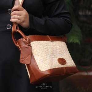 Sac à bandoulière écologique fait à la main avec cuir et tissage traditionnel Sac à bandoulière naturel élégant de Djoen fait à la main d'Indonésie - Product Image 3