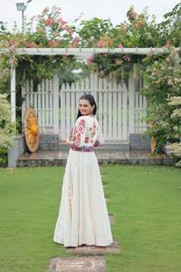 Vêtements fantaisie de créateur Vêtements ethniques élégants à la mode Meilleur tissu coton avec Kutchi Gamthi Work Femme Fashion - Product Image 3