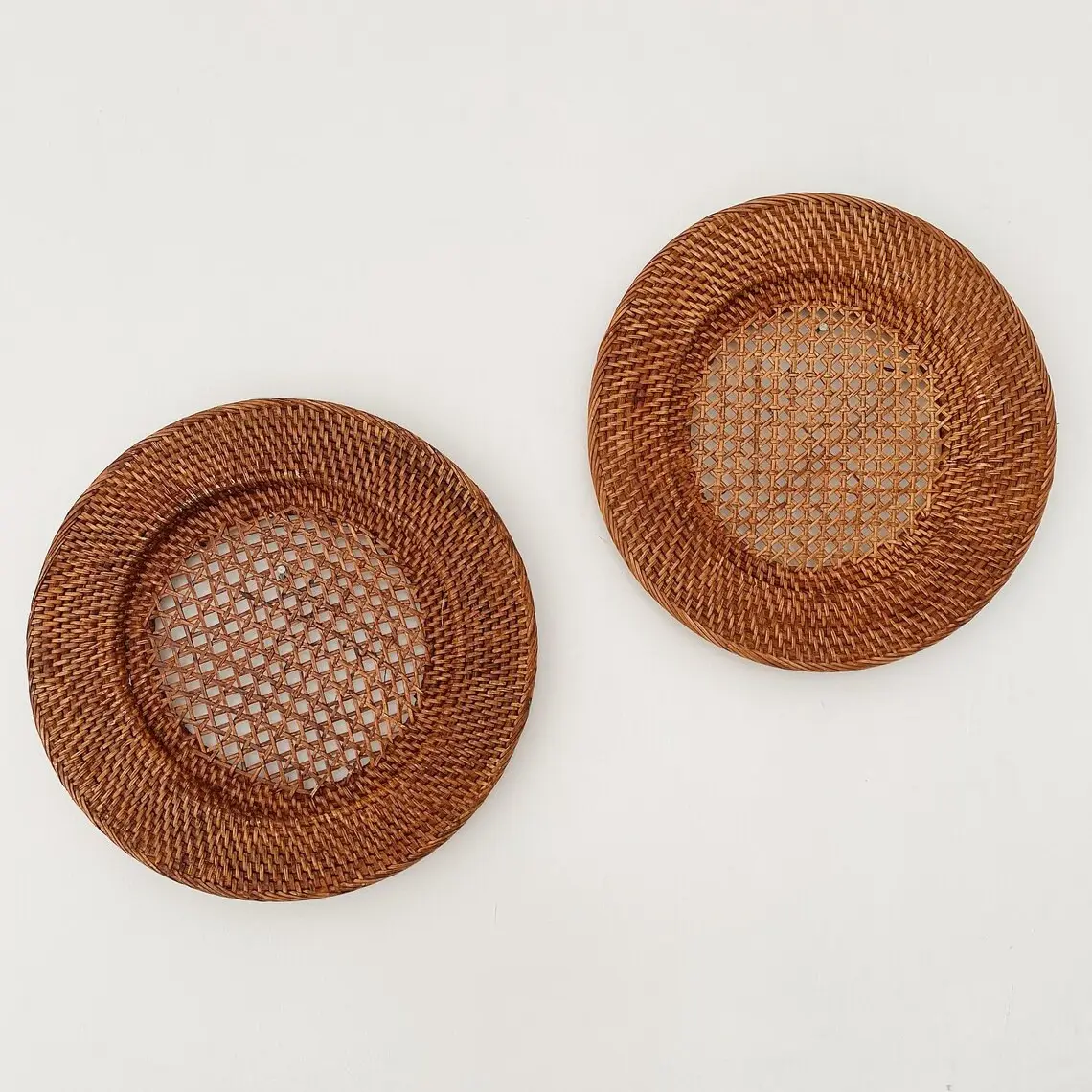 Platos de mesa con cargador de lujo, cargadores de mesa hechos de ratán natural, accesorios para cena de boda