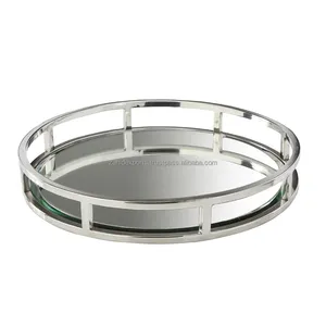 Plateau rond en métal élégant fait à la main avec motif vertical pour la décoration de table moderne, plat de service, utilisation de Noël, fabriqué par Zahid Exports Inde - Product Image 1