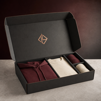 Boîte d'expédition pliante en carton ondulé noir personnalisée avec insert logo en aluminium pour l'emballage de t-shirts, sweats à capuche et chaussettes