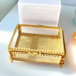 Boîte à bijoux en verre de qualité supérieure avec cadre en métal poli doré, parfaite pour ranger bagues, colliers et accessoires fins - Product Image 5