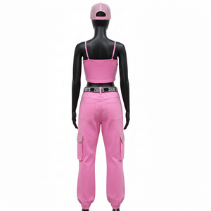 Conjunto de mujer con top corto de algodón, poliéster y spandex de alta calidad y pantalones cargo con logo de diamantes de imitación cosidos en rosa. - Product Image 3