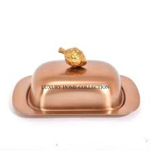 Lujoso plato de mantequilla de metal con intrincados patrones florales que hacen el regalo perfecto para cualquier persona que ame los elegantes accesorios de cocina - Product Image 6