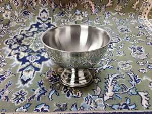 Bol de service de luxe en métal martelé avec pieds, plat décoratif pour fruits, bol à collation rond en acier inoxydable argenté pour mariage - Product Image 1