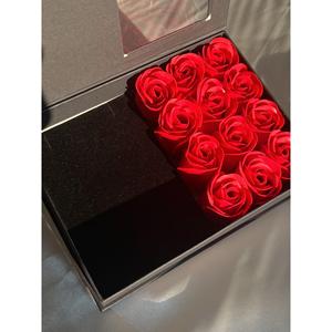 Scatola regalo con rose