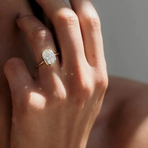 Anillo de Diamante Moissanita de Corte Ovalado de 1.50 Ct, Oro Blanco de 14k, Hermoso Diseño, Joyería de Lujo Moderna para Regalo de Boda o Compromiso - Product Image 3