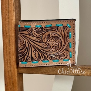 หนังแท้แบบพับสองทบสำหรับผู้ชายสไตล์ตะวันตกแบบเย็บด้วยมืออุปกรณ์ด้วยมือที่เก็บบัตรเครดิตทำมือดีไซน์ยาวหรูหรา - Product Image 1