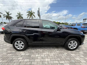 Usado 2022 T * oyota RAV4 LE - Product Image 3