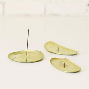 Brûleur d'encens en bois de santal traditionnel de qualité supérieure en laiton, support personnalisé, style indien, usage religieux, durable, logo personnalisé - Product Image 1