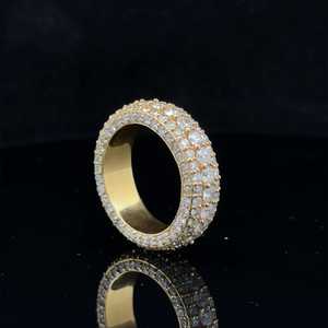 Compra anillo de boda Eternity de tres filas, Diamante de moissanita de corte brillante, totalmente pavimentado para fiesta de compromiso o aniversario - Product Image 2