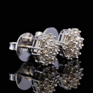 Bonitos pendientes de tuerca helados con diamantes redondos brillantes y moissanita de corte Baguette en oro sólido de 10kt para mujer - Product Image 2