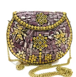 Embrague de metal hecho a mano con un mosaico de azulejos morados y blancos con acento dorado Disponible Venta al por mayor Adornos de jardín - Product Image 1