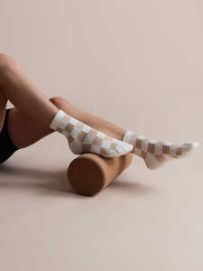 Chaussettes de yoga antidérapantes personnalisées pour femmes, motif carré à carreaux, chaussettes de Pilates tricotées avec grip, ODM pour usage quotidien en studio intérieur - Product Image 3