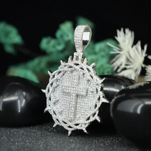 Colgante de Cruz Redonda con Incrustaciones de Diamantes Moissanite de Corte Redondo VVS en Plata de Ley 925 para Uso Unisex - Product Image 2
