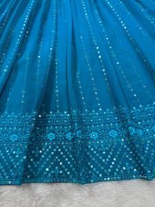 Lohenga Choli สไตล์บอลลีวู้ดสวยงามไร้ที่ติพร้อมด้ายและเลื่อมสำหรับฤดูร้อนและฤดูหนาว - Product Image 5