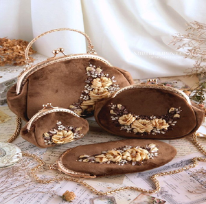 Opulent gold frame <b>clutch</b> entirely encrusted with various sizes of creamy <b>pearls</b>. Available at wholesale prices. - Product Image 4