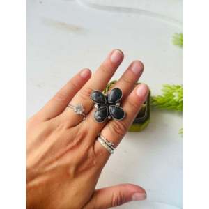 Anillo Geométrico de Plata de Ley 925 con Baño de Rodio y Bisel de Búfalo Blanco de Myron Benally Fine Jewelry, Talla 8, para Uso Diario - Product Image 2