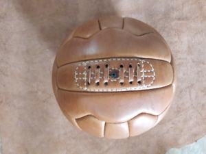 Ballon de football en cuir rétro antique, football vintage, vieux style, ballons de football des années 1950, ballons de rugby, ballons de football américain, ballons de basket-ball, vieux style - Product Image 1