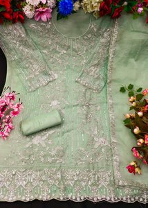 Ensemble de Lehenga de mariée en modal, design tendance, doux, en organza lourd, broderie de séquence, travail de diamants, première fois, nettoyage à sec - Product Image 6