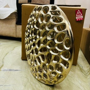 Sculpture ronde en métal de fer à motif nid d'abeille doré fini antique Vase à fleurs décoratif pour décor de salon et de chambre à coucher - Product Image 2