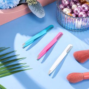 Pince à sourcils personnalisée de haute qualité en acier inoxydable à pointe inclinée avec peigne Logo OEM Design Professional Care - Product Image 4