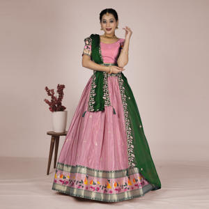 ชุดเลเฮนกาโชลีผ้าไหมบานาราซีงานฝีมือประณีต พร้อมขอบผ้าทอลวดลายสีสันสดใส และผ้าคลุมไหล่ทรงสวยสง่าสำหรับงานแต่งงาน - Product Image 2