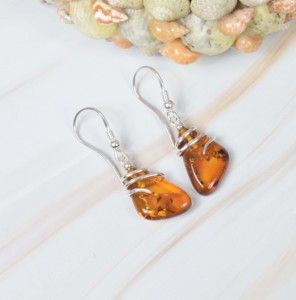 Pendiente de gancho de ámbar Báltico natural de sólida plata de ley 925 - Product Image 1