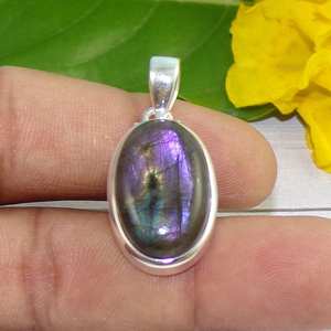 Pendentif en Labradorite violette naturelle plaqué or 925 en argent vintage fait à la main avec réglage de lunette pour fiançailles - Product Image 1