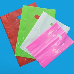 Sacs de courses en plastique réutilisables personnalisés avec poignée à patch pour les entreprises et la vente au détail - Product Image 2