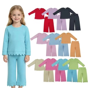 Conjunto de 2 piezas de otoño para niñas pequeñas, top de manga larga con cuello redondo y pantalones con dobladillo festoneado, conjunto informal con estampado suave y elástico - Product Image 1