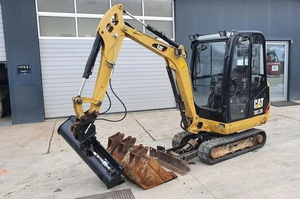 Miniexcavadora CAT 302.2D usada de 2.1 toneladas con 4 cucharones, excavadora hidráulica compacta para proyectos de paisajismo y servicios públicos en venta - Product Image 2