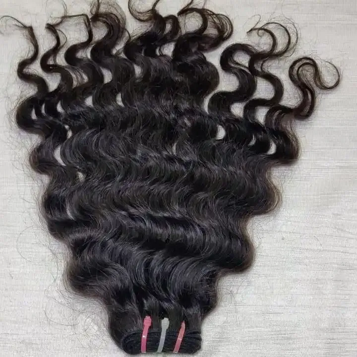 Jolie extension de cheveux indiens Paquets de cheveux bouclés naturels Machine Trame Extension de cheveux humains bruts non transformés