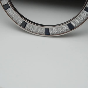 แหวนขอบหน้าปัดนาฬิกา GMT ขนาด 40 มม. ทำมือจากสแตนเลสสตีลประดับโมอิสซาไนต์ รุ่น Luxira Jewels ดีไซน์แบบร่อง ประดับด้วยพลอยสีมรกตและทับทิมทรงบาแกตต์ - Product Image 4