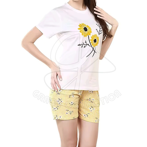 Conjunto de verano de dos piezas de algodón 100% cómodo para mujer Camisetas y pantalones cortos de cuello redondo personalizables con agujero decorativo - Product Image 2