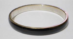 Bracelet en cuivre noir minimaliste de luxe avec incrustation d'émail pour femmes, bracelet manchette tendance et fin, ton argenté, élégant et poli, métallique - Product Image 6